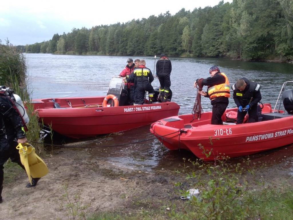Płetwonurkowie wyciągną samochód z Guźni