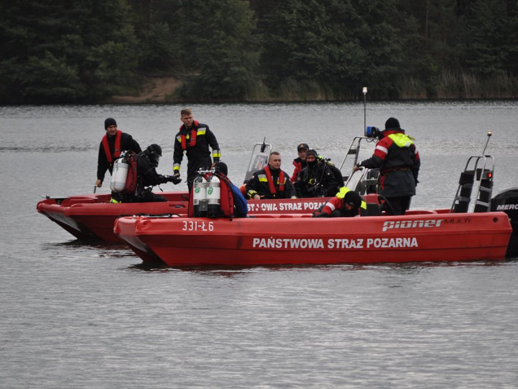 Płetwonurkowie wyciągną samochód z Guźni