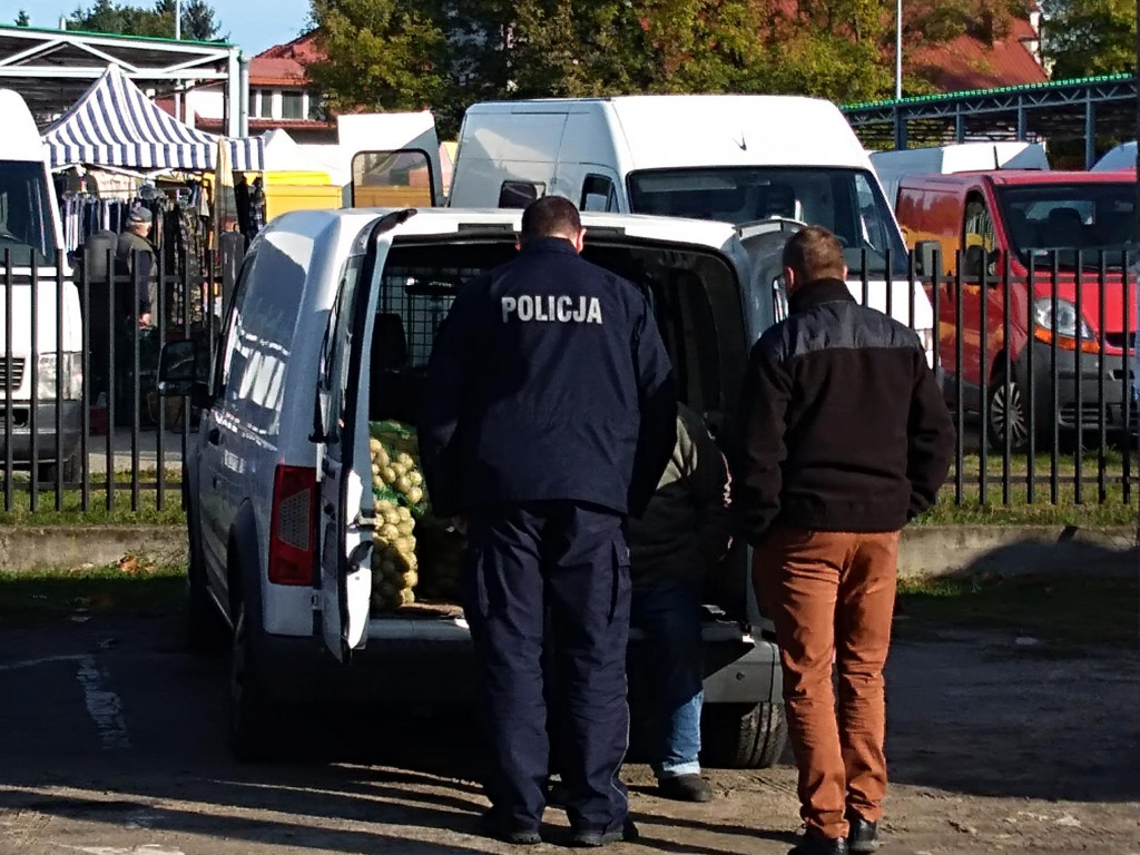 Kontrole nielegalnego handlu na targowisku w Głownie