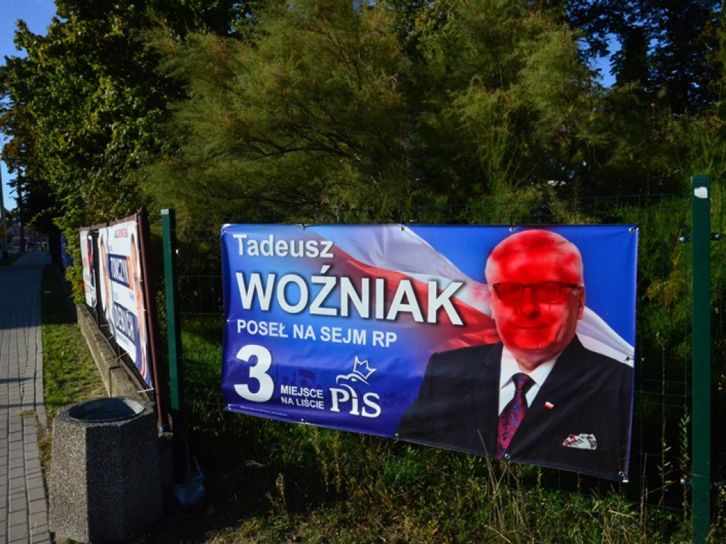 Zniszczone banery kandydatów do Sejmu z listy PiS