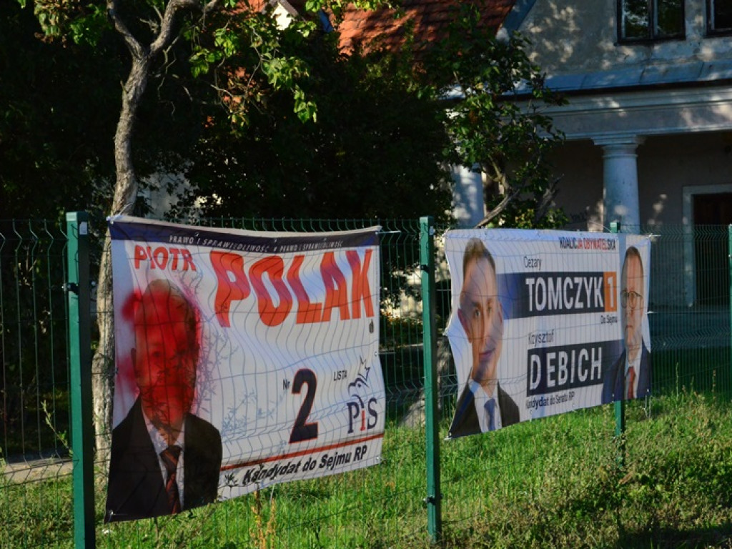 Zniszczone banery kandydatów do Sejmu z listy PiS