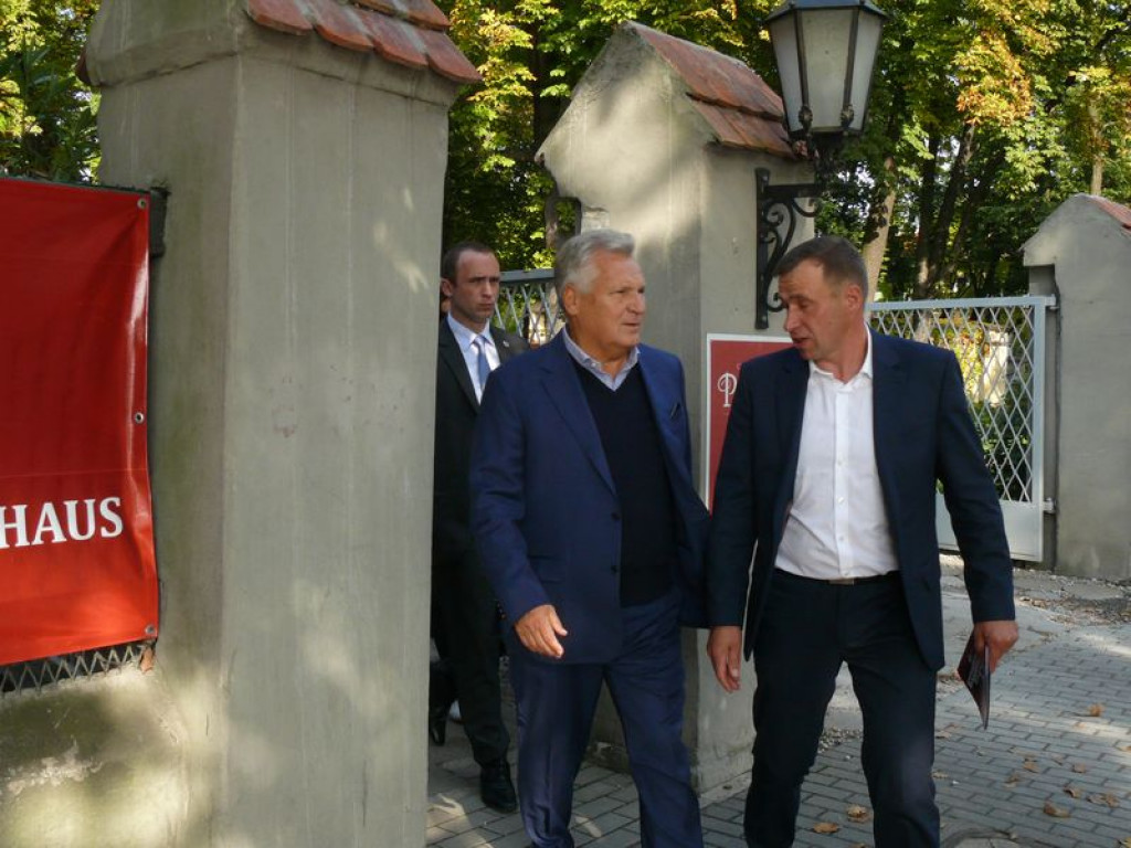 Były prezydent Aleksander Kwaśniewski w Łowiczu