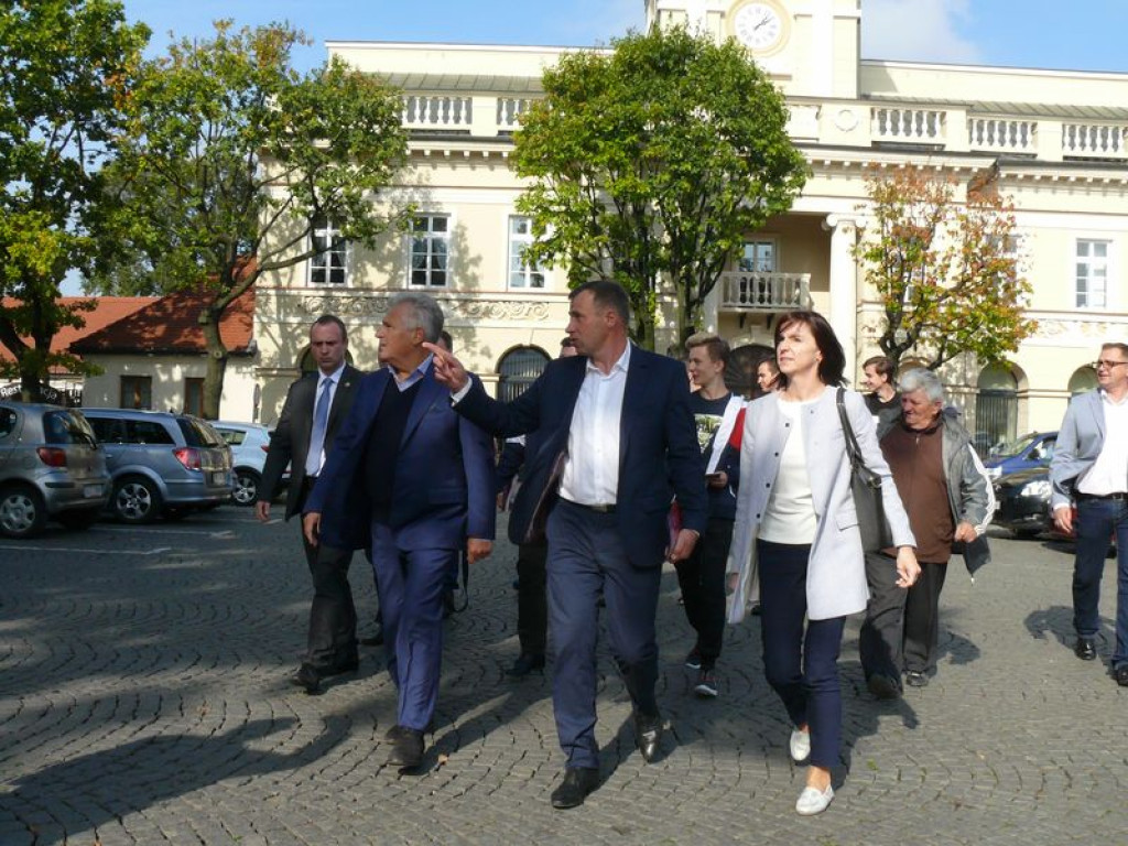 Były prezydent Aleksander Kwaśniewski w Łowiczu