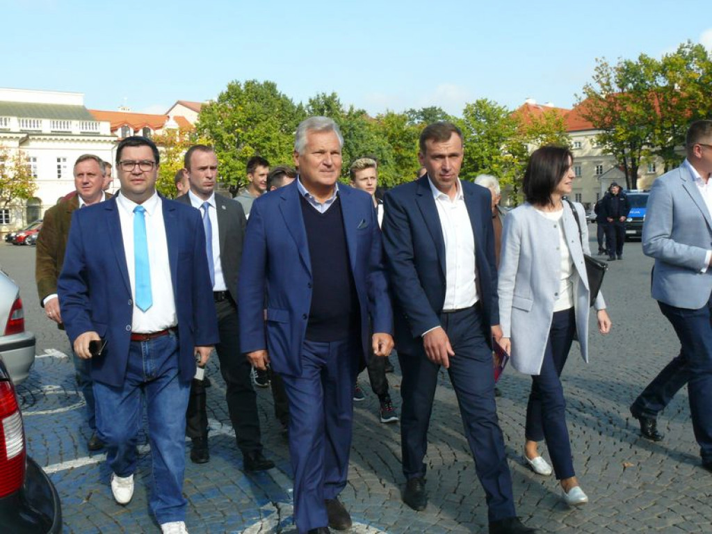 Były prezydent Aleksander Kwaśniewski w Łowiczu