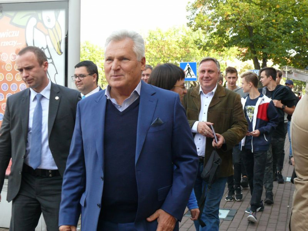 Były prezydent Aleksander Kwaśniewski w Łowiczu