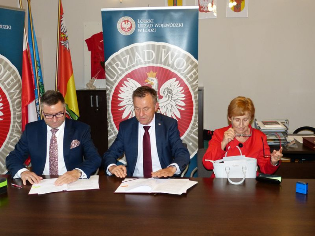 Uroczyste podpisanie umów na drogi