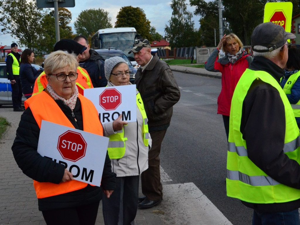 Chodzą po pasach i blokują Warszawską i Bolimowską