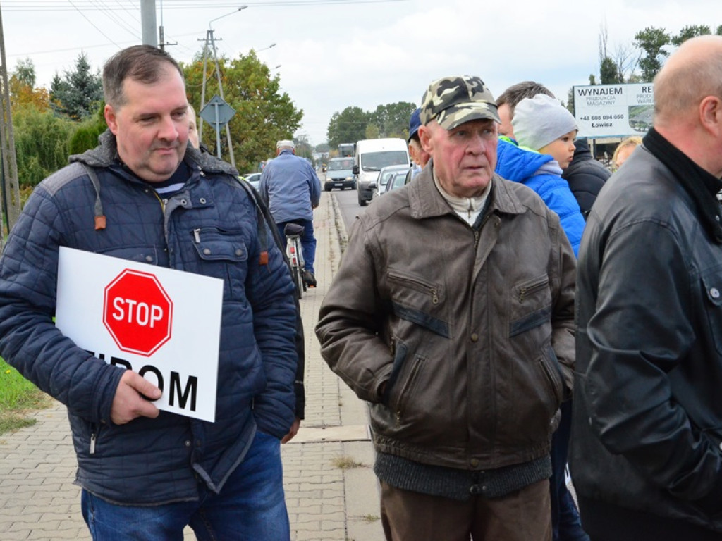 Chodzą po pasach i blokują Warszawską i Bolimowską