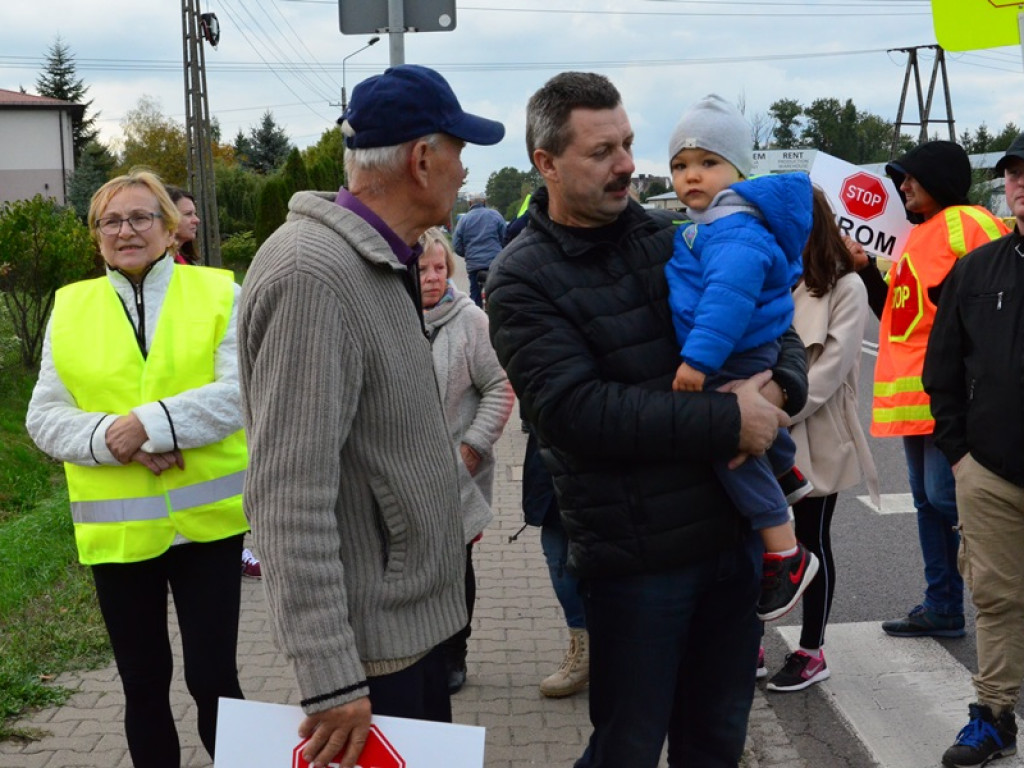 Chodzą po pasach i blokują Warszawską i Bolimowską