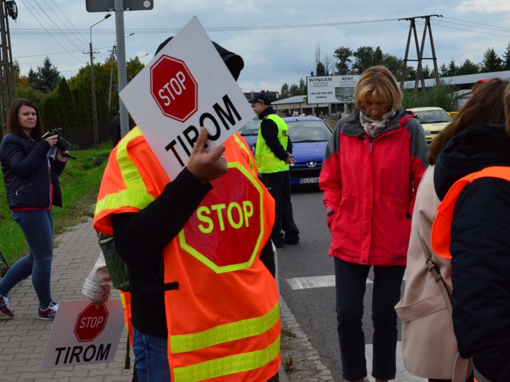 Chodzą po pasach i blokują Warszawską i Bolimowską