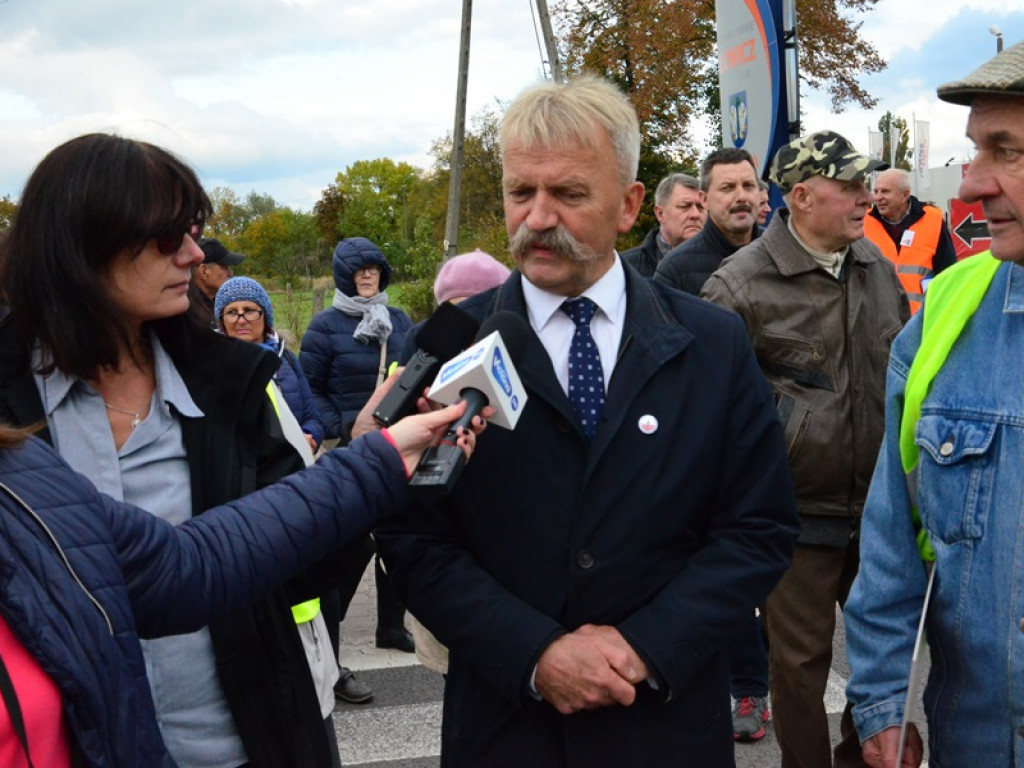 Chodzą po pasach i blokują Warszawską i Bolimowską