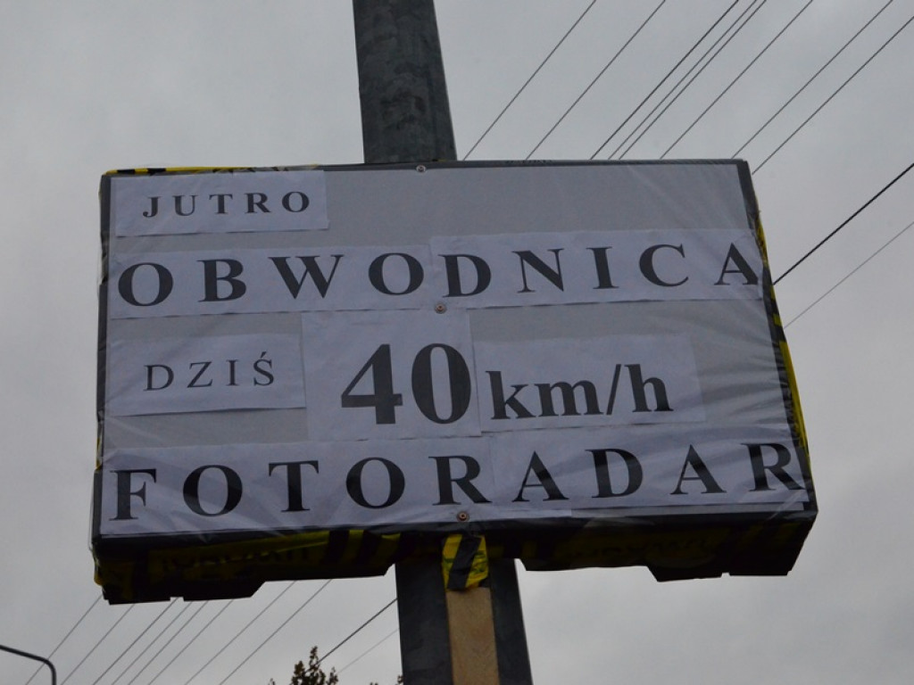 Chodzą po pasach i blokują Warszawską i Bolimowską