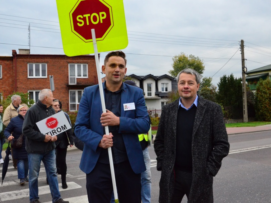 Chodzą po pasach i blokują Warszawską i Bolimowską