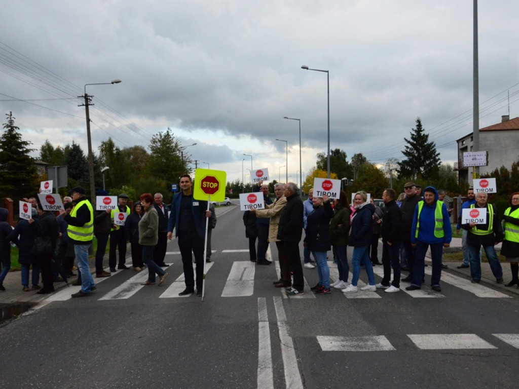 Chodzą po pasach i blokują Warszawską i Bolimowską