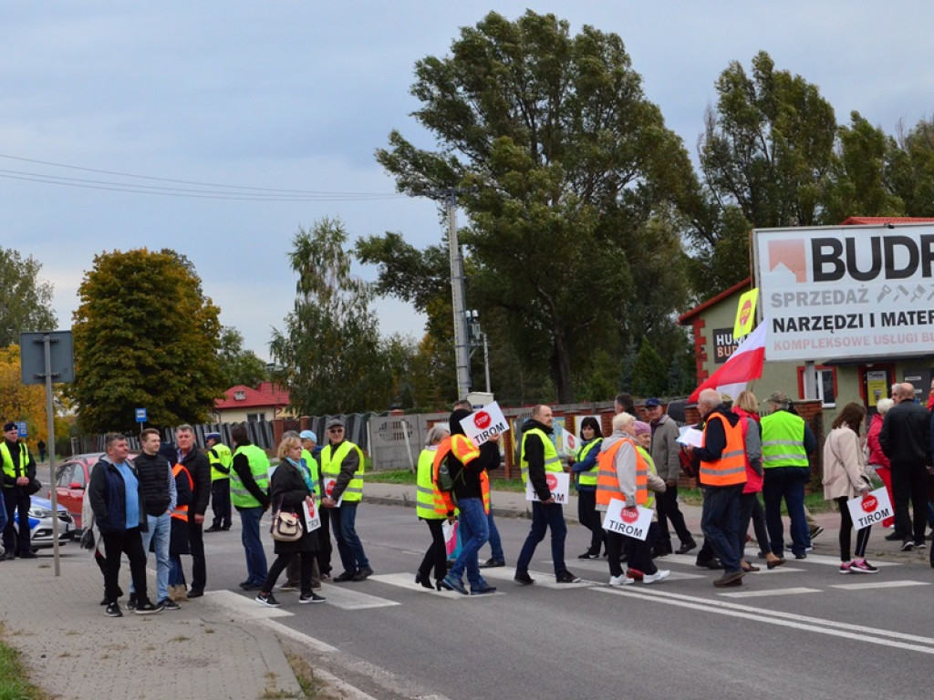 Chodzą po pasach i blokują Warszawską i Bolimowską