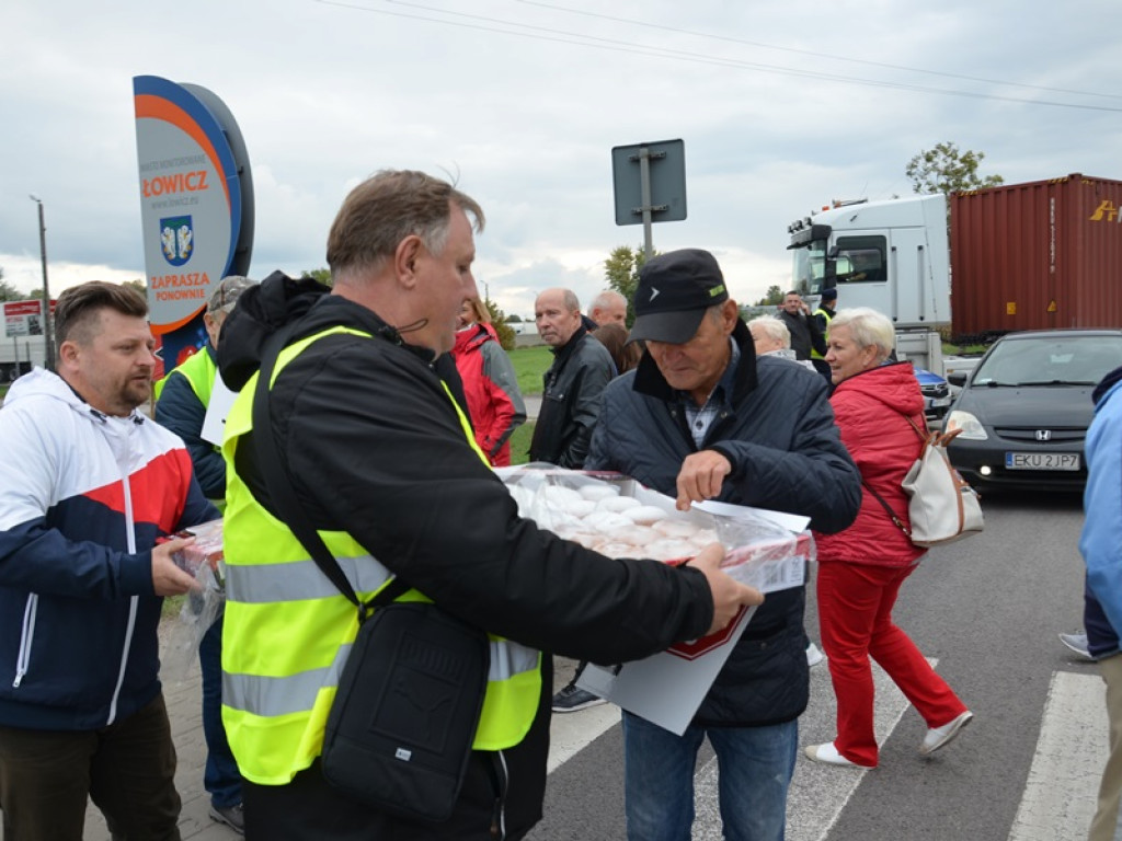 Chodzą po pasach i blokują Warszawską i Bolimowską