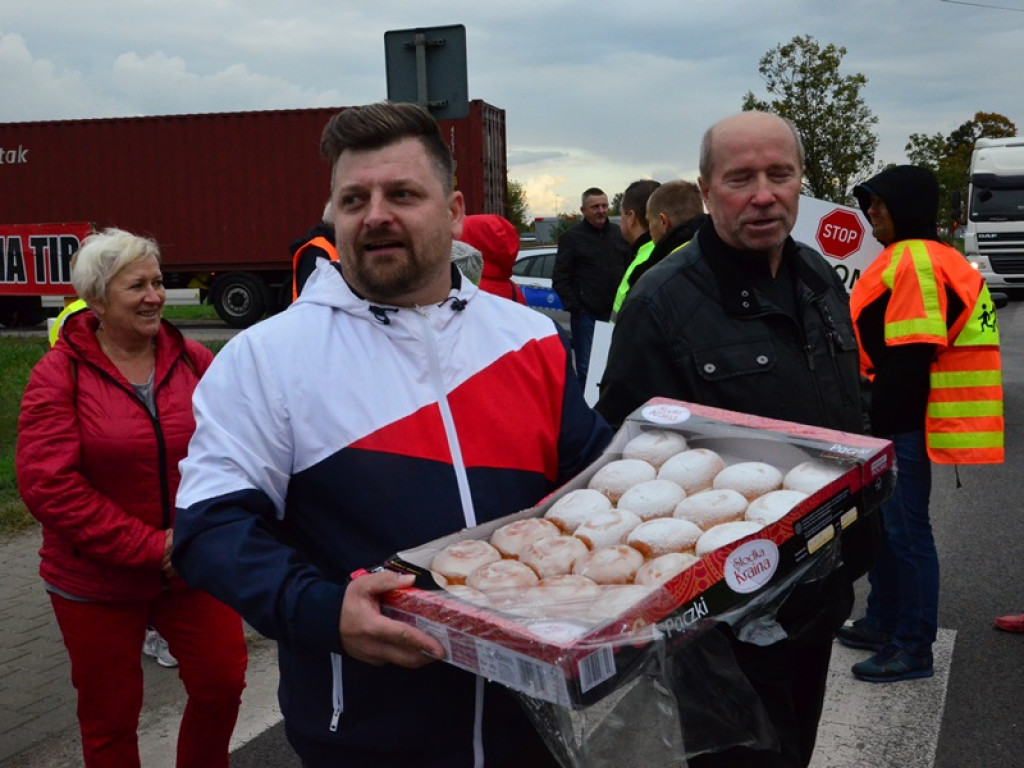 Chodzą po pasach i blokują Warszawską i Bolimowską