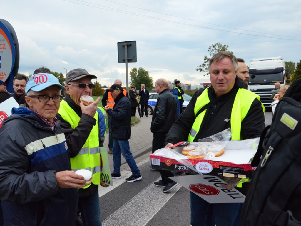 Chodzą po pasach i blokują Warszawską i Bolimowską