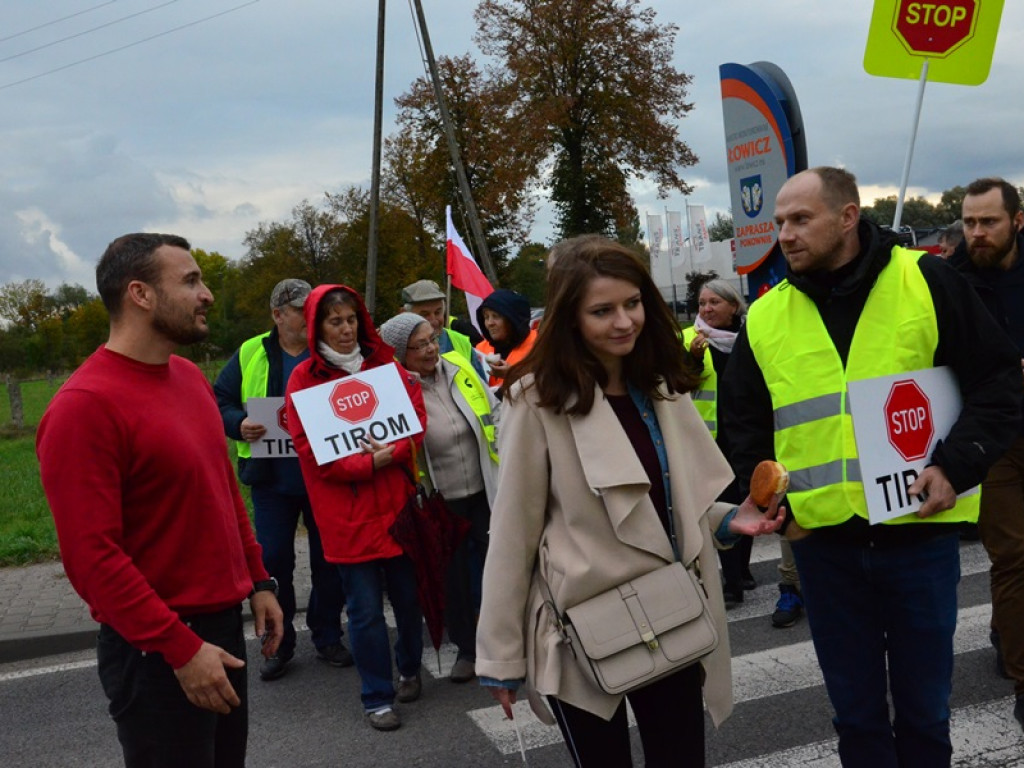 Chodzą po pasach i blokują Warszawską i Bolimowską