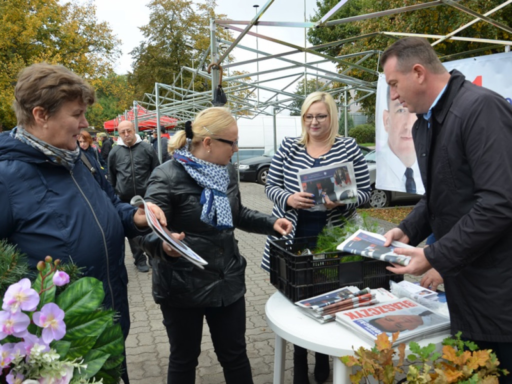 Kandydaci PiS rozdawali sadzonki drzew na targowisku