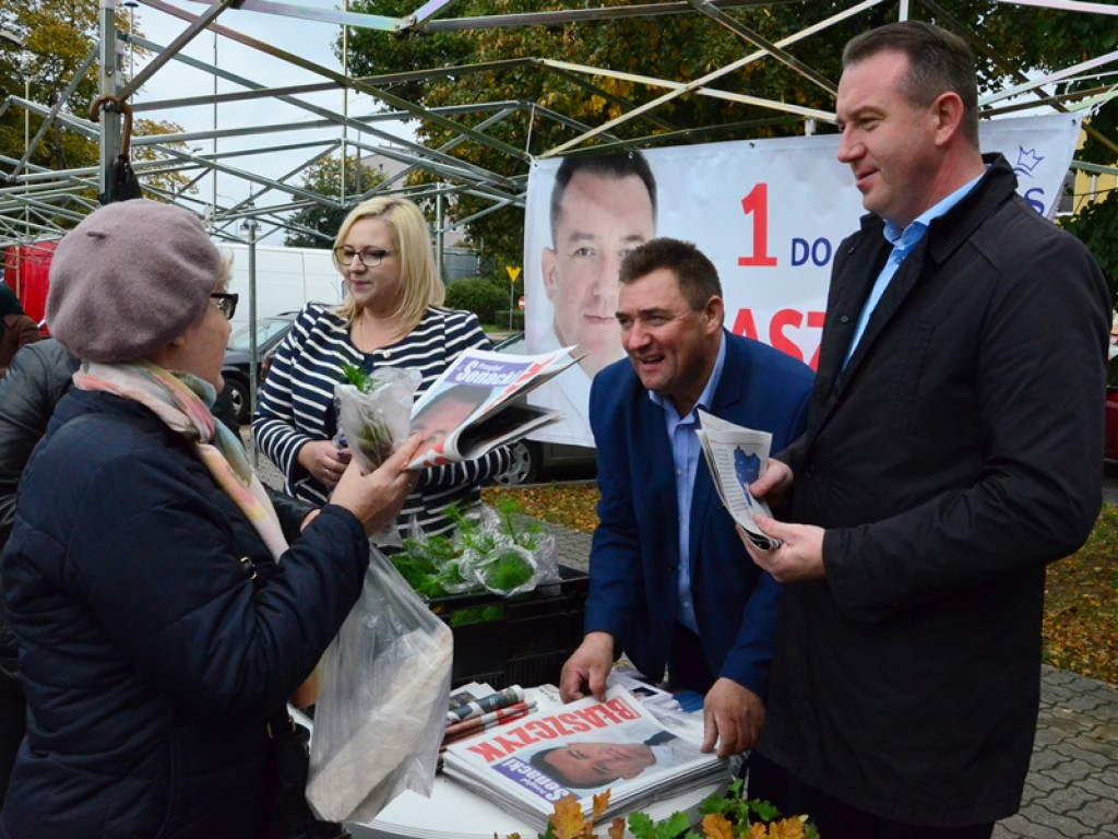Kandydaci PiS rozdawali sadzonki drzew na targowisku