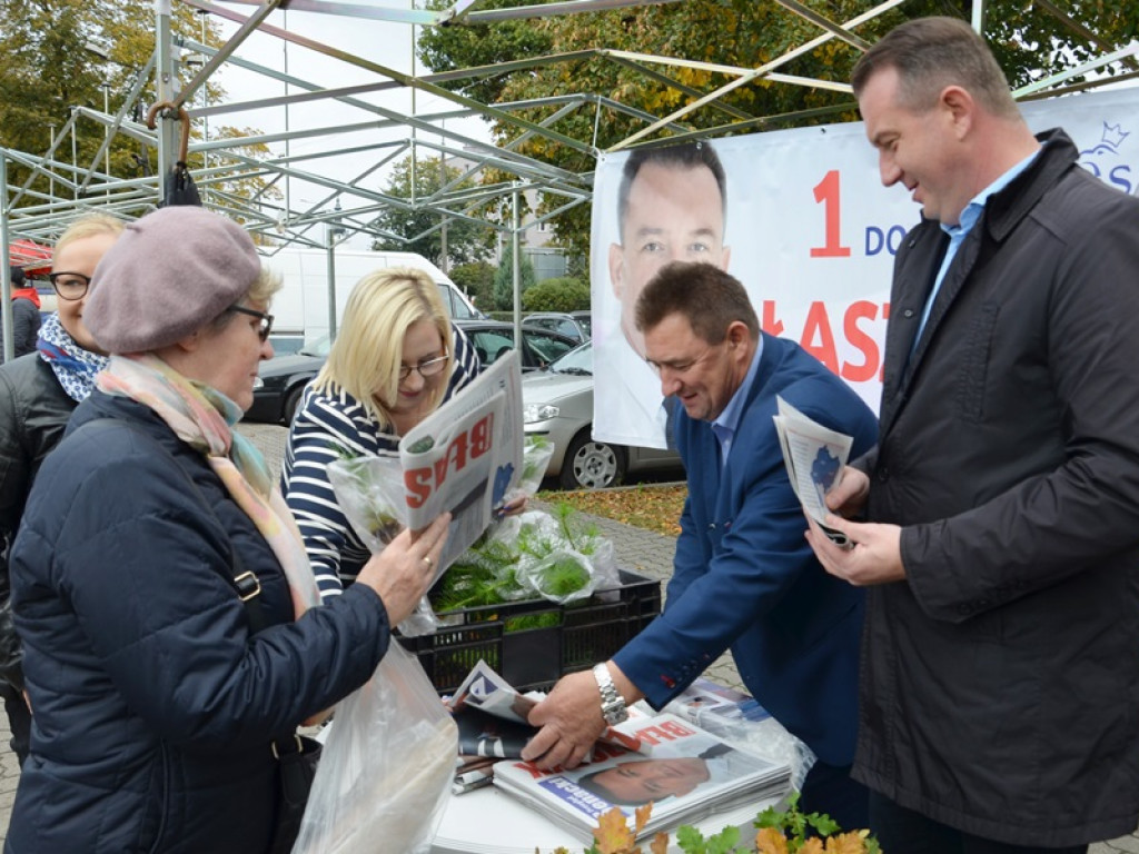 Kandydaci PiS rozdawali sadzonki drzew na targowisku