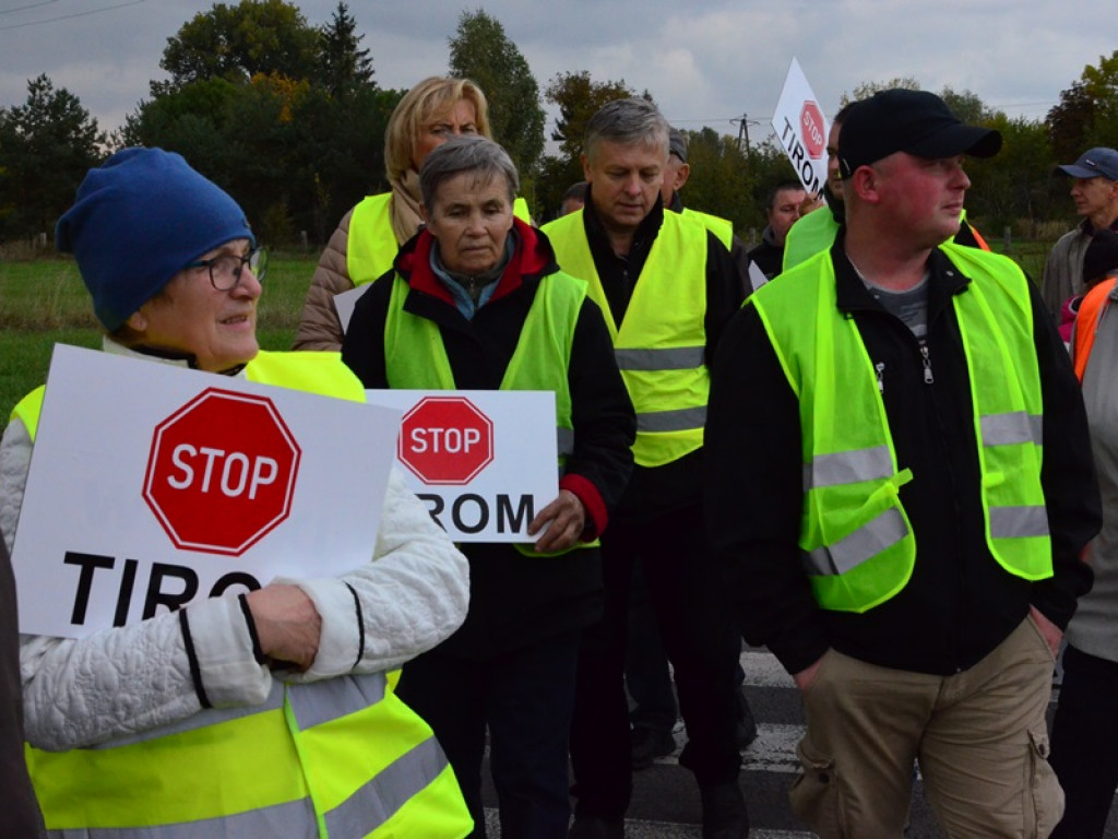 Drugi dzień blokad. TIR-y stoją w korkach
