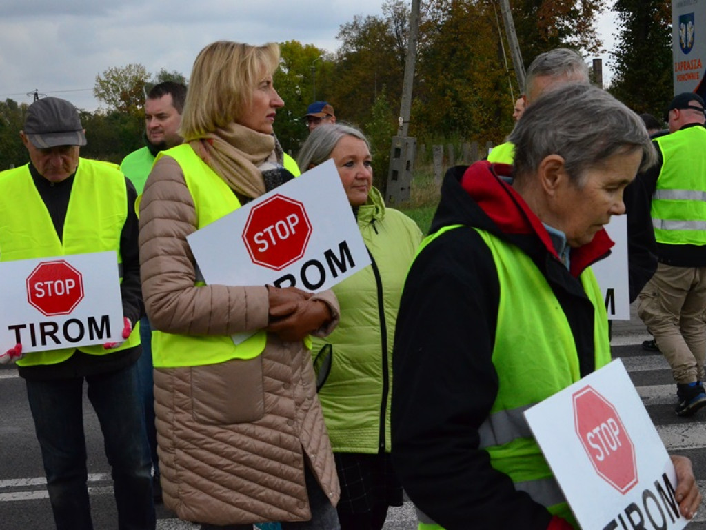 Drugi dzień blokad. TIR-y stoją w korkach