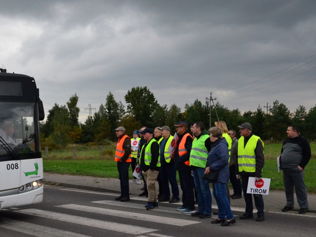 Drugi dzień blokad. TIR-y stoją w korkach
