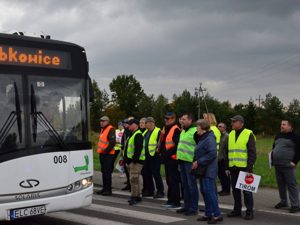 Drugi dzień blokad. TIR-y stoją w korkach