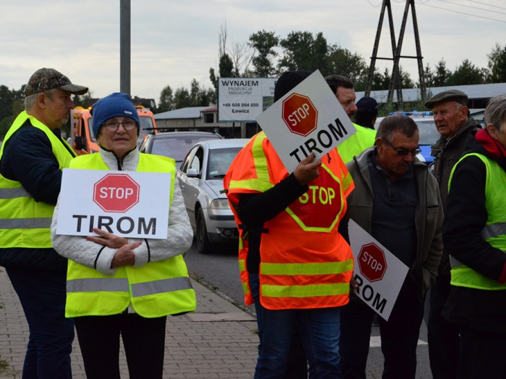 Drugi dzień blokad. TIR-y stoją w korkach