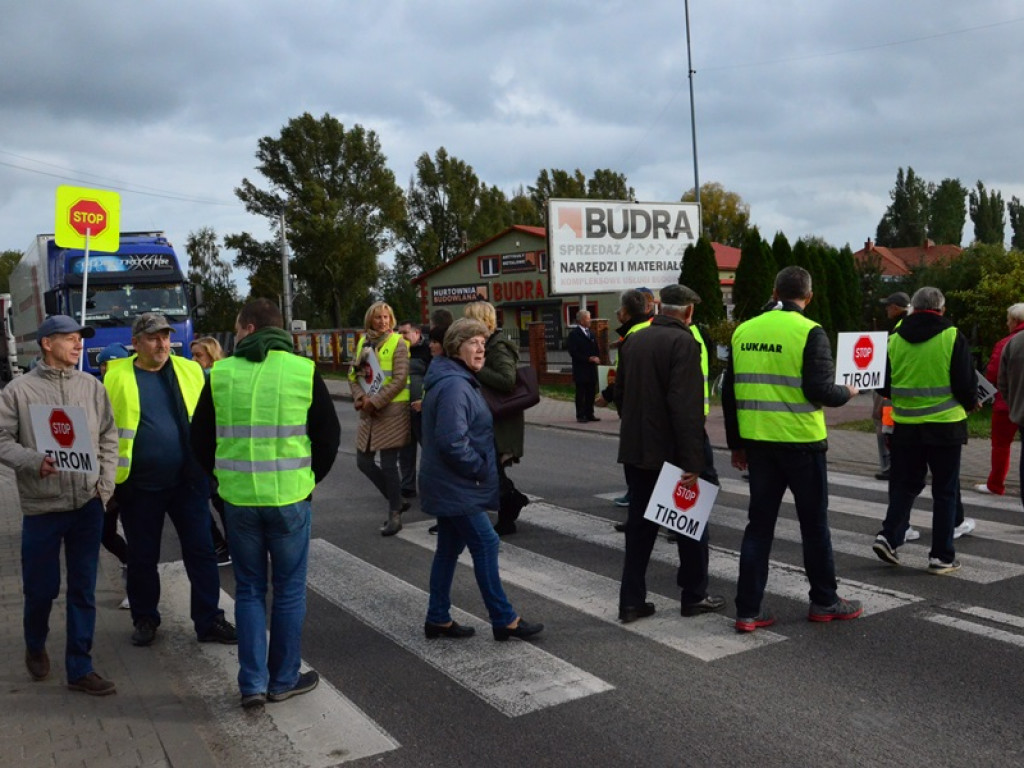 Drugi dzień blokad. TIR-y stoją w korkach