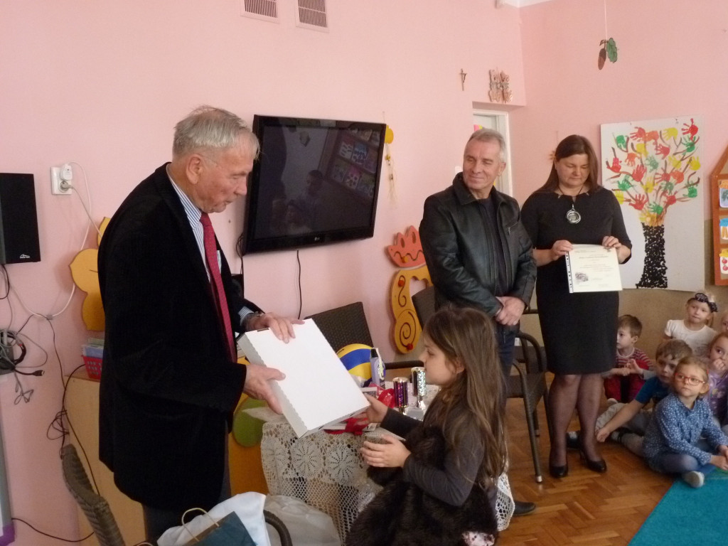 Podarunki od Lecha Kowalskiego dla przedszkolaków
