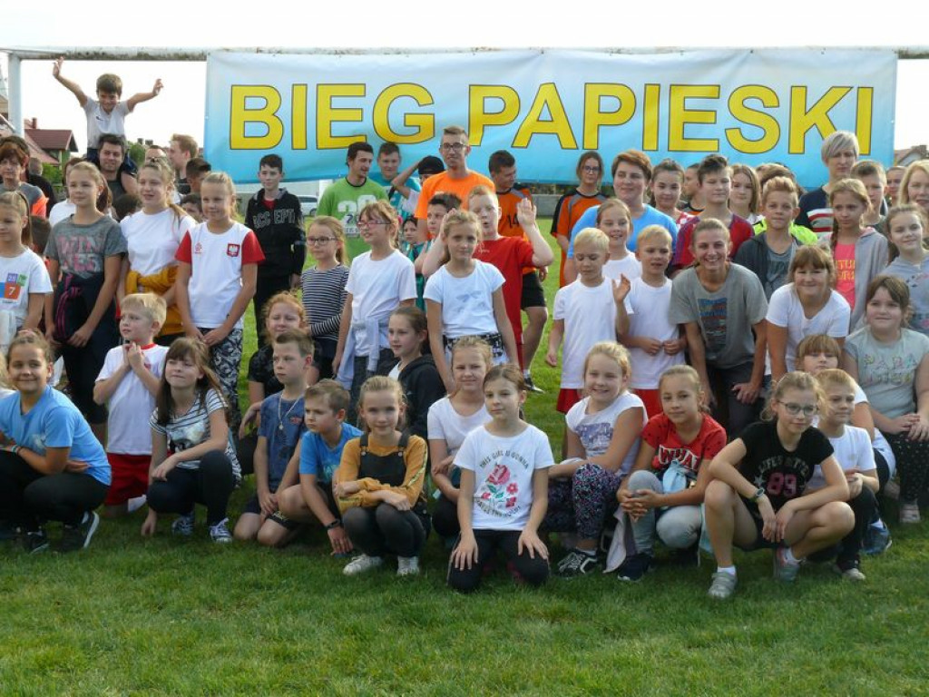Duże zainteresowanie biegiem papieskim