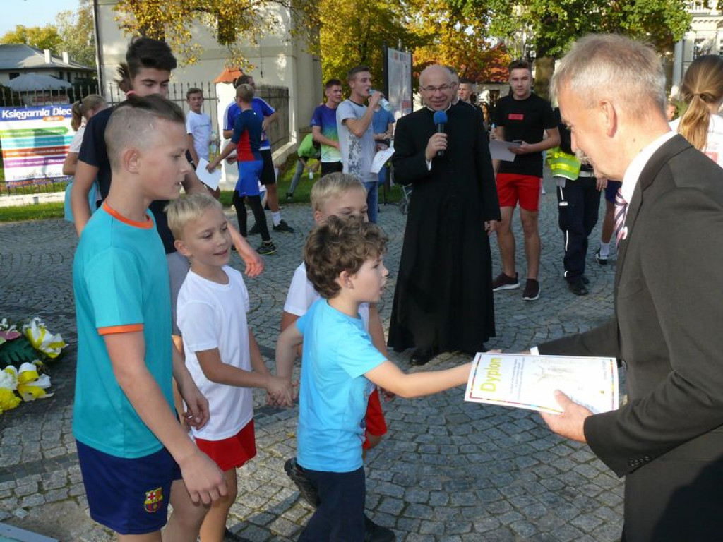 Duże zainteresowanie biegiem papieskim