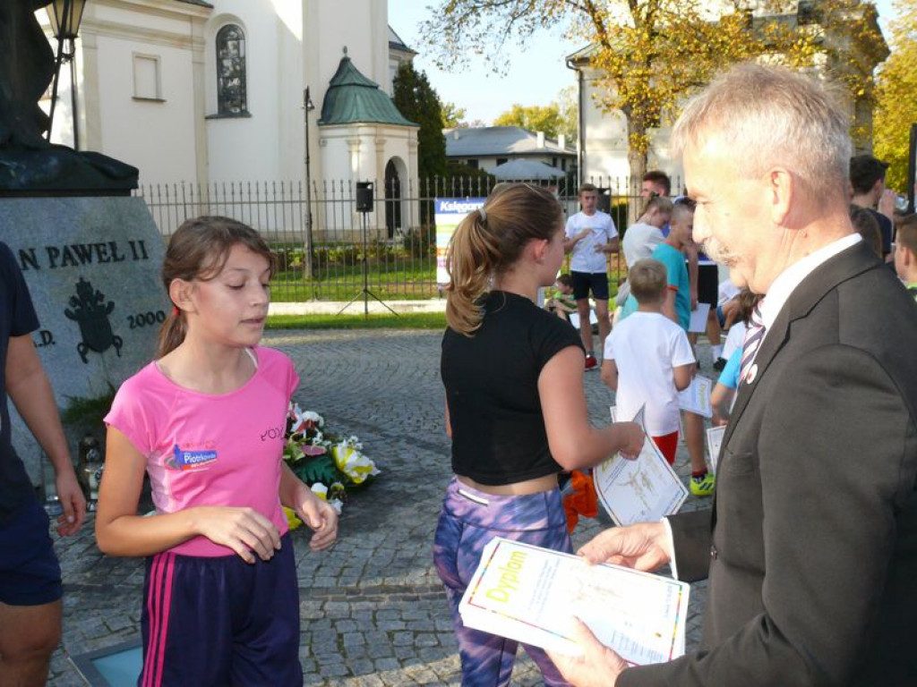 Duże zainteresowanie biegiem papieskim
