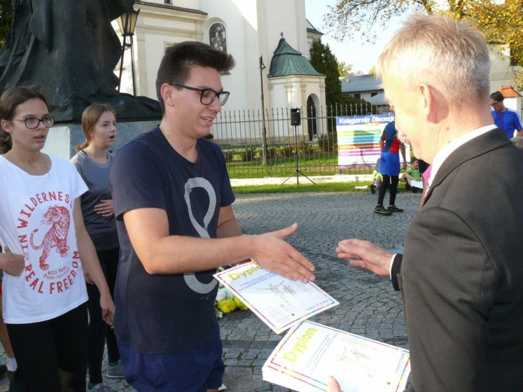 Duże zainteresowanie biegiem papieskim