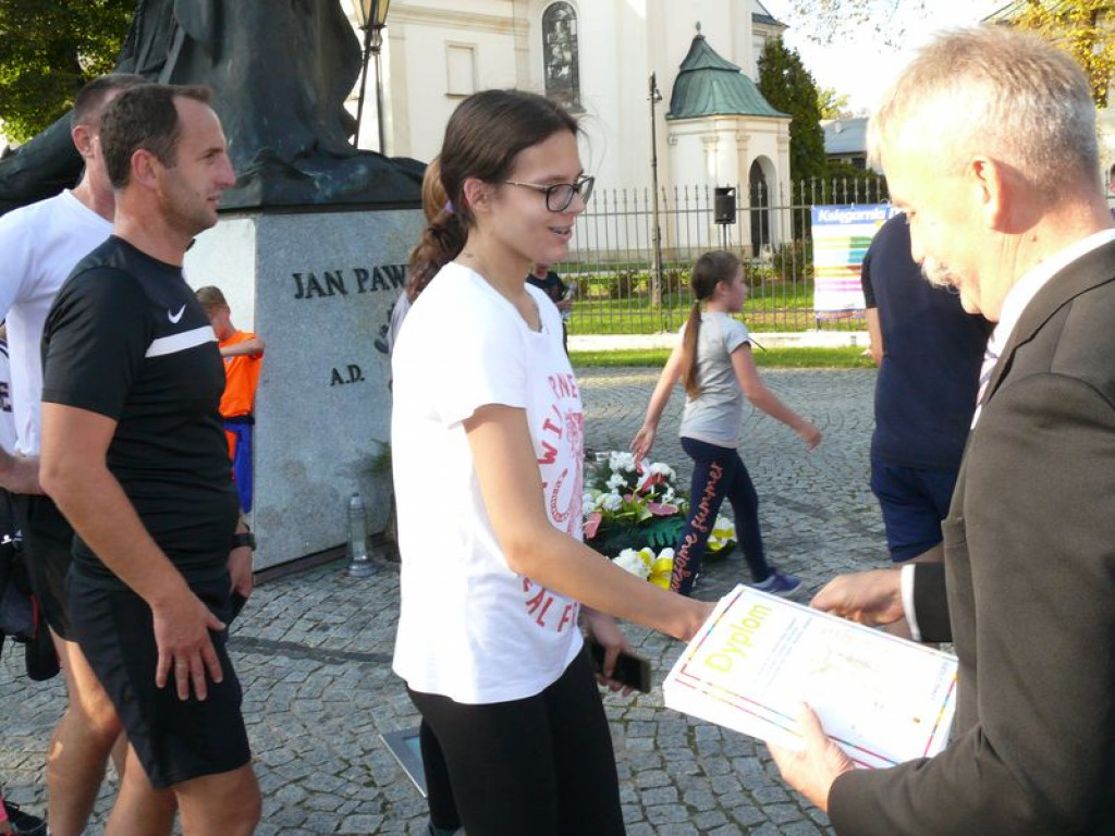 Duże zainteresowanie biegiem papieskim