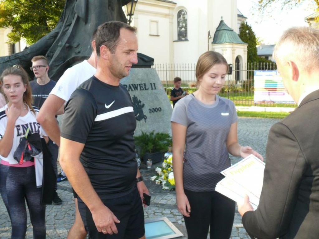 Duże zainteresowanie biegiem papieskim