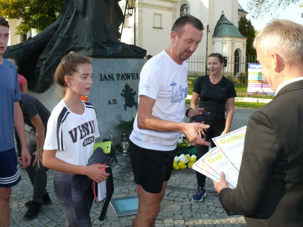 Duże zainteresowanie biegiem papieskim