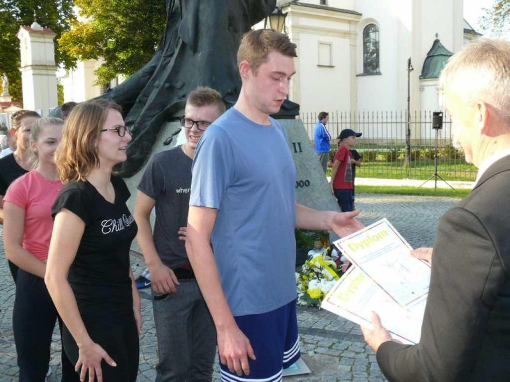 Duże zainteresowanie biegiem papieskim