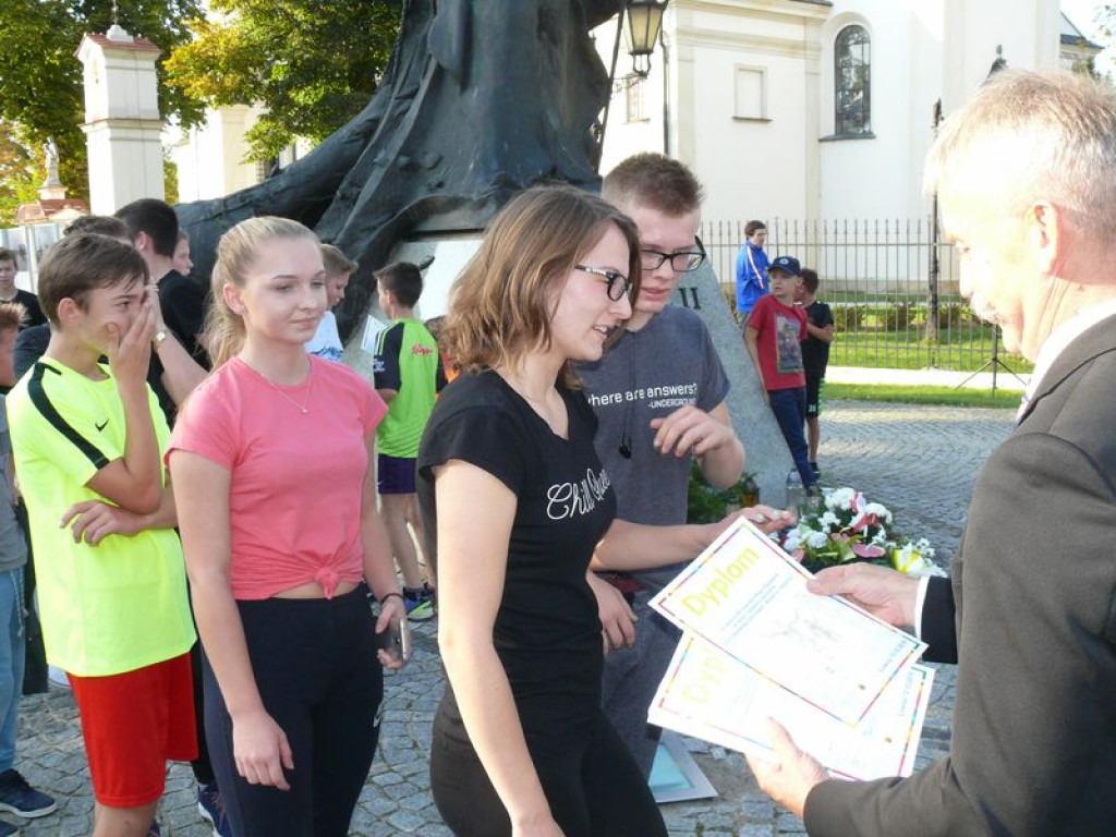 Duże zainteresowanie biegiem papieskim