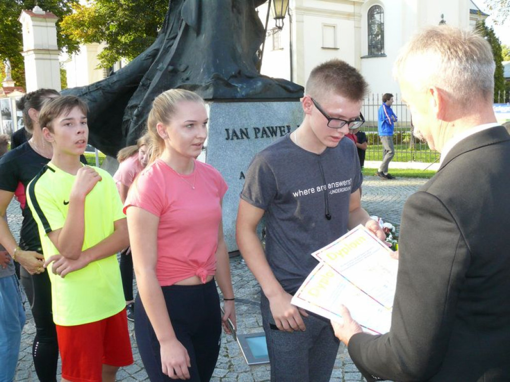 Duże zainteresowanie biegiem papieskim