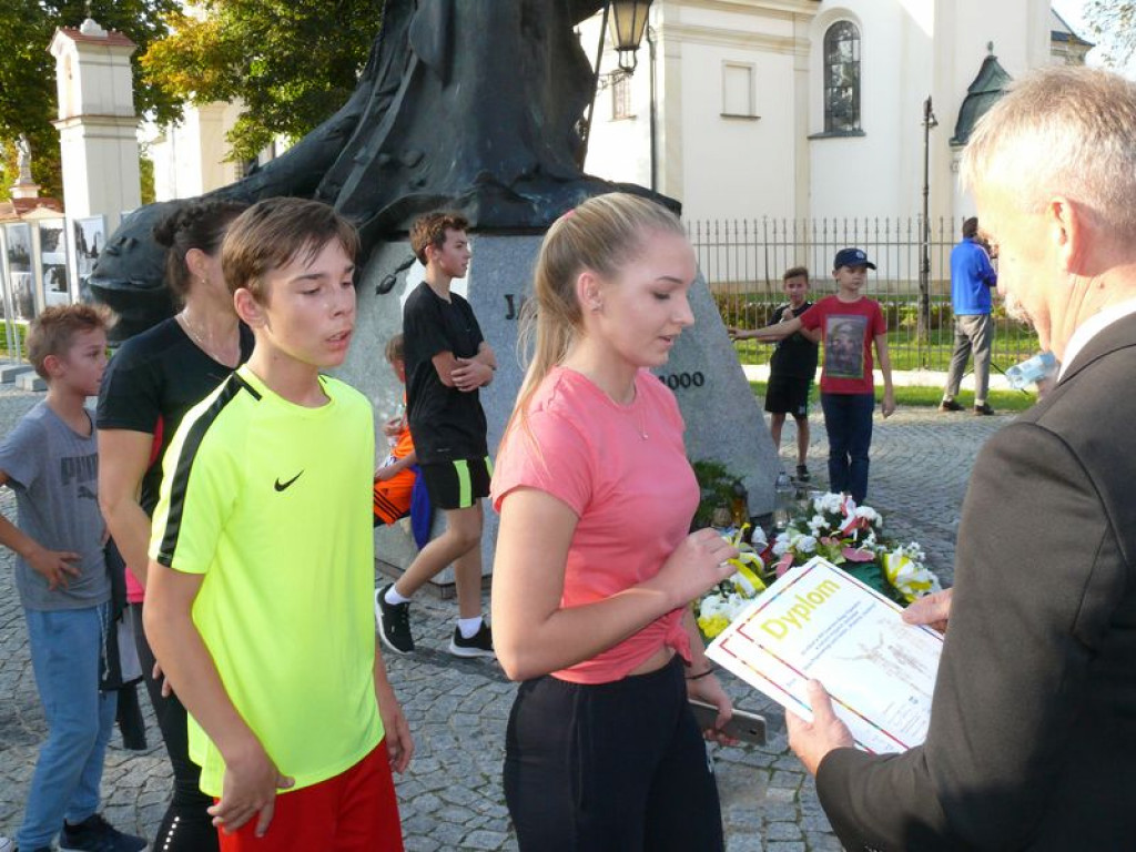 Duże zainteresowanie biegiem papieskim