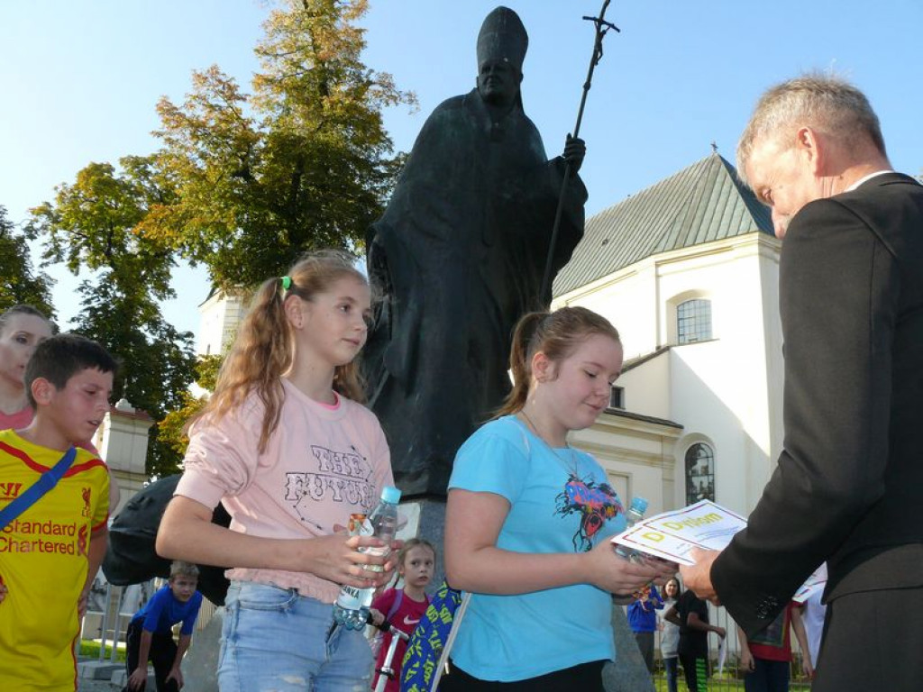 Duże zainteresowanie biegiem papieskim