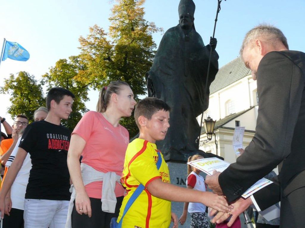 Duże zainteresowanie biegiem papieskim