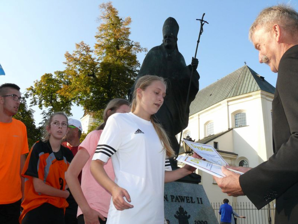 Duże zainteresowanie biegiem papieskim