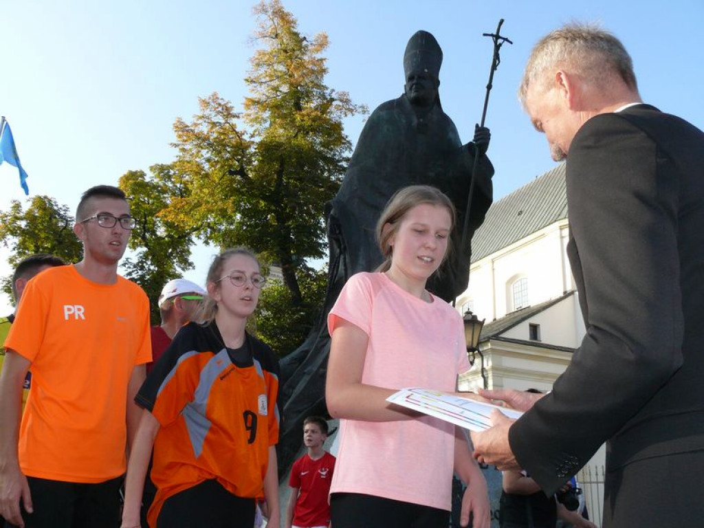Duże zainteresowanie biegiem papieskim