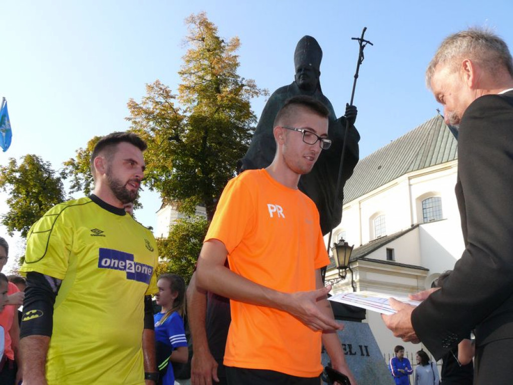 Duże zainteresowanie biegiem papieskim