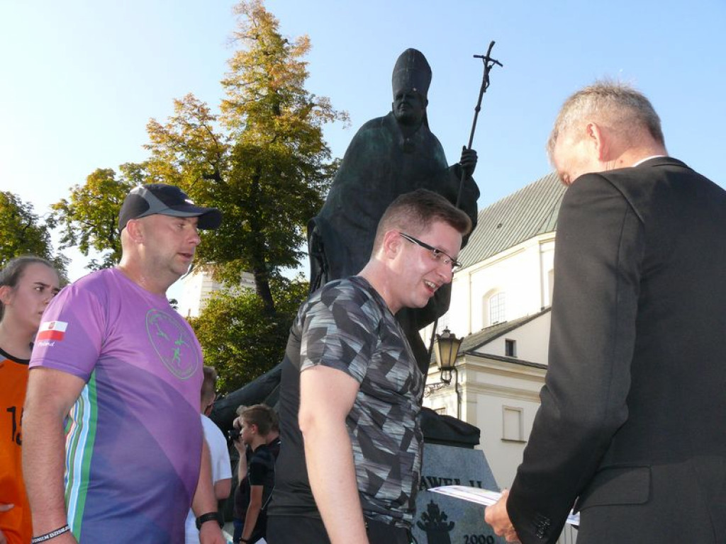 Duże zainteresowanie biegiem papieskim